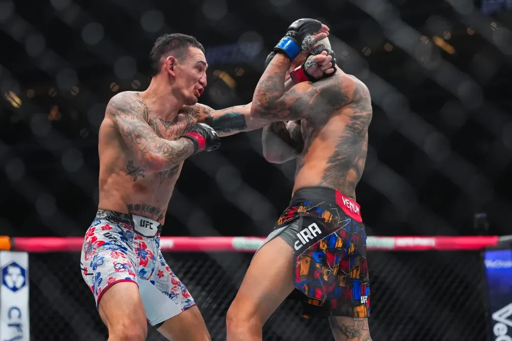 Max Holloway tấn công Charles Oliveira tại UFC 326