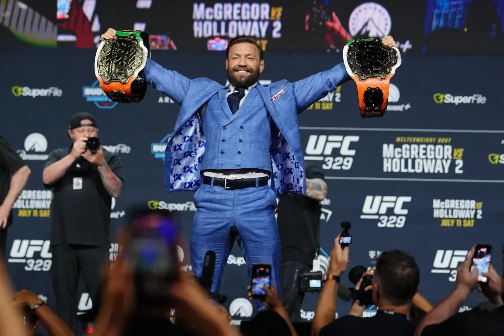 Conor McGregor tại họp báo UFC 329