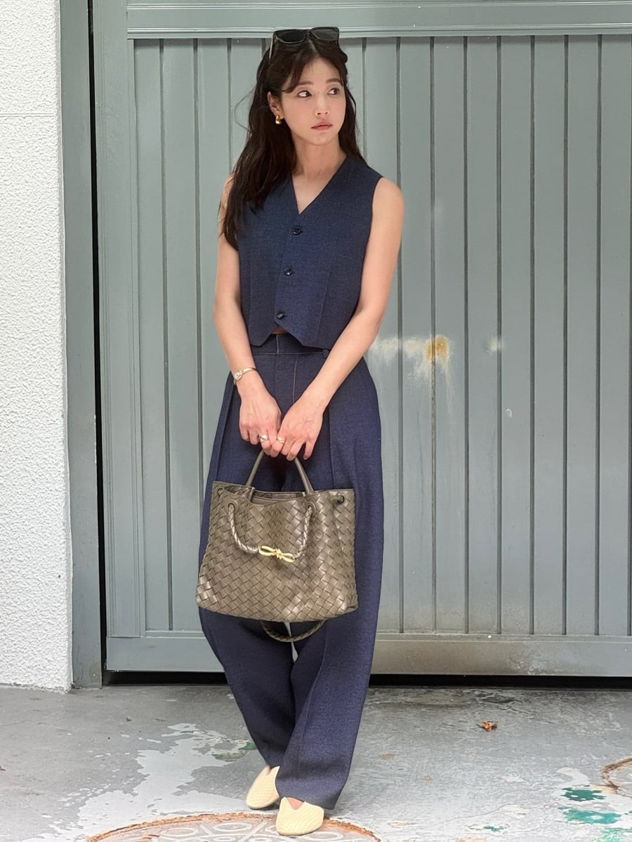 Một cách phối phổ biến là kết hợp gile dáng vest với áo sơ mi hoặc áo thun mỏng bên trong, tạo nên tổng thể hài hòa giữa sự chuyên nghiệp và tính linh hoạt. 