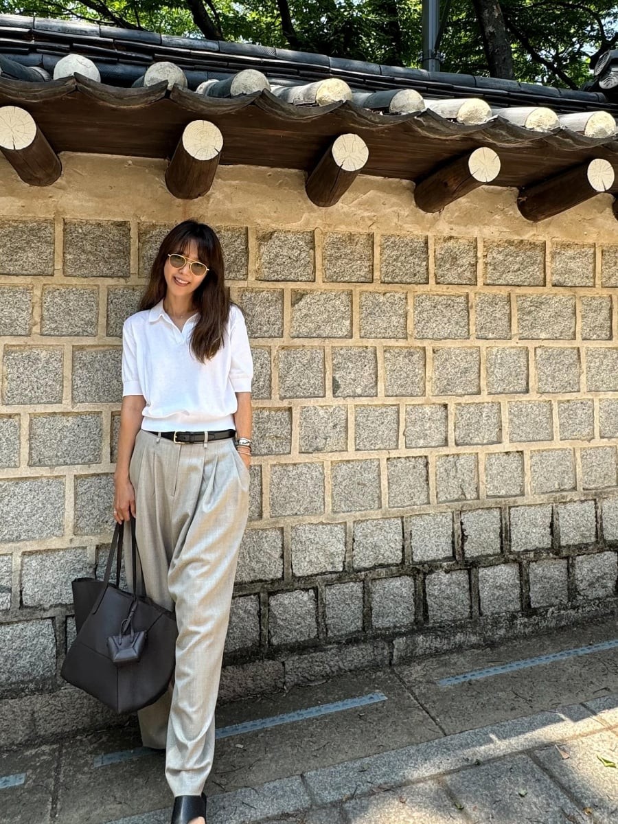 Những chiếc áo thun trơn với phom dáng vừa vặn và chất liệu dày dặn sẽ giúp tổng thể giữ được sự chỉn chu cần thiết. 