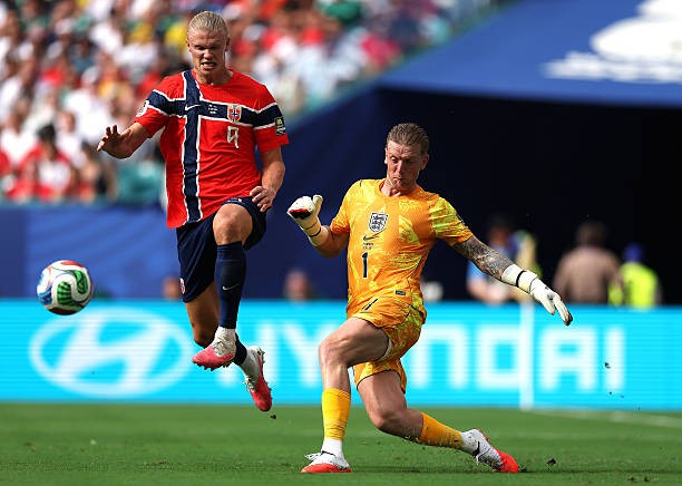Khởi đầu hiệp 2, Erling Haaland cùng các đồng đội liên tục gây sức ép về phía khung thành Jordan Pickford nhưng vẫn chưa thể ghi được bàn thắng. Thậm chí, 1 pha lập công của Na Uy đã bị từ chối khi Haaland có động thái đẩy ngã Elliot Anderson ở tình huống trước đó. Ảnh: Getty Images.