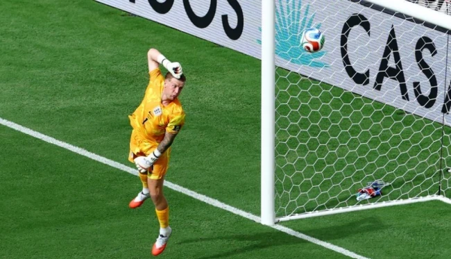 Andreas Schjelderup ghi siêu phẩm vào lưới Anh. Ảnh: Getty Images.