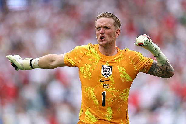Jordan Pickford (7.1): Chỉ anh mới hiểu lý do tại sao bản thân lại rụt tay trước quả tạt của Schjelderup, khiến bóng bay thẳng vào lưới. Sai lầm này dường như đã gây áp lực tâm lý, khiến khả năng bắt dính bóng của người gác đền này trở thành vấn đề thực sự trong hiệp hai. Ảnh: Getty Images