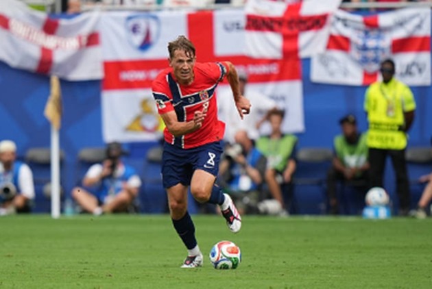 Sander Berge - 6.5 điểm: Tiền vệ thuộc biên chế Fulham đã hoàn thành tốt vai trò mỏ neo, giúp tuyến giữa của Na Uy vận hành trơn tru. Anh phối hợp ăn ý với Martin Odegaard, dù không bùng nổ nhưng vẫn là một chốt chặn đáng tin cậy.