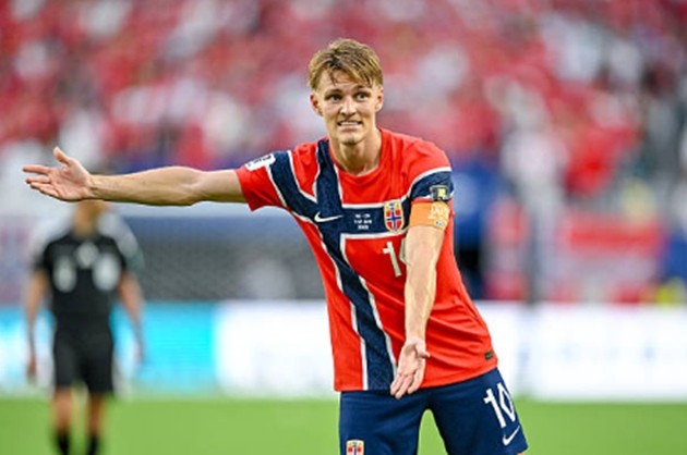Martin Odegaard - 7 điểm: Nhạc trưởng của Na Uy đã làm tốt nhiệm vụ điều tiết nhịp độ ở những thời điểm đội nhà kiểm soát thế trận. Tuy nhiên, anh bế tắc trong việc tìm đường xuyên phá hàng thủ Anh và tỏ rõ sự đuối sức khi trận đấu phải kéo dài sang hiệp phụ.