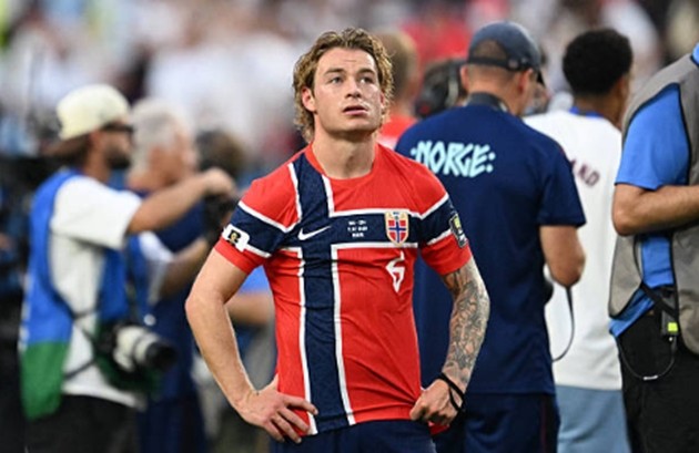 Patrick Berg - 6.9 điểm: Góp công không nhỏ giúp Na Uy giành quyền kiểm soát bóng trong những giai đoạn lấn lướt. Berg xử lý bóng an toàn, nhưng tương tự các đối tác tuyến giữa, anh thiếu đi sự sắc sảo và tính đột biến khi tiếp cận 1/3 cuối sân đối phương.