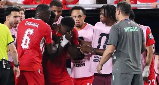 Breel Embolo nhận thẻ đỏ vì giả vờ ngã. Ảnh: Getty Images.
