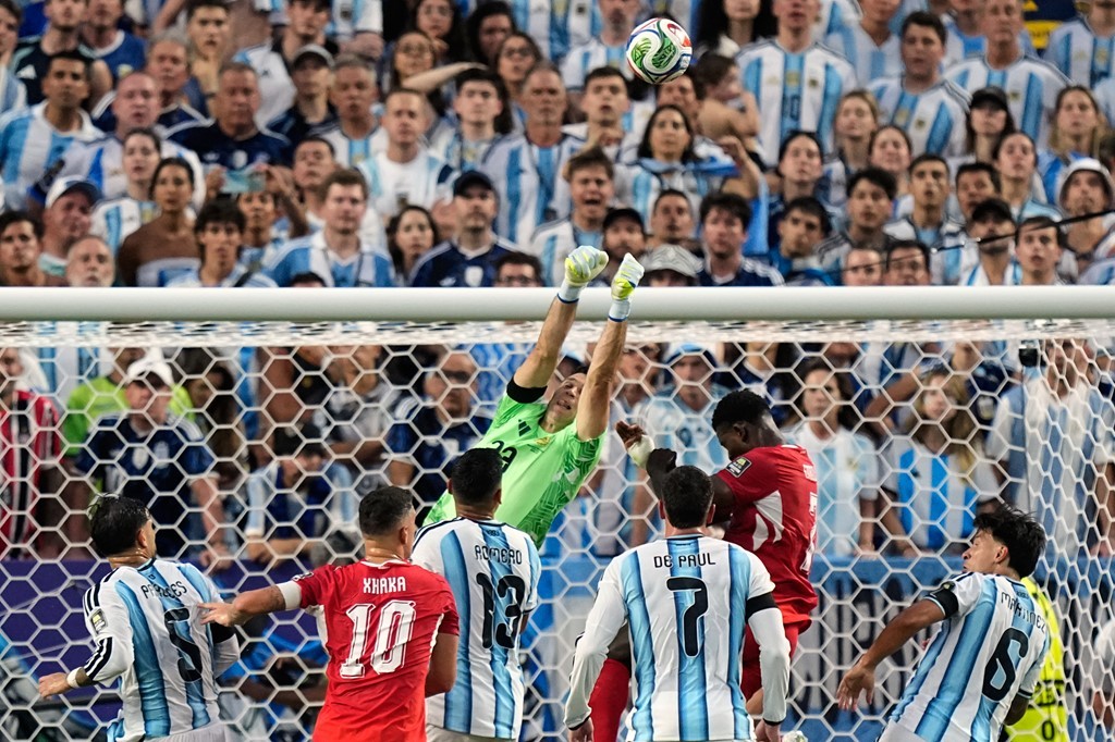 Trung vệ: Cristian Romero – 6,8 điểm. Sự hiện diện của anh giúp Argentina hóa giải nhiều quả tạt nguy hiểm từ đối phương.