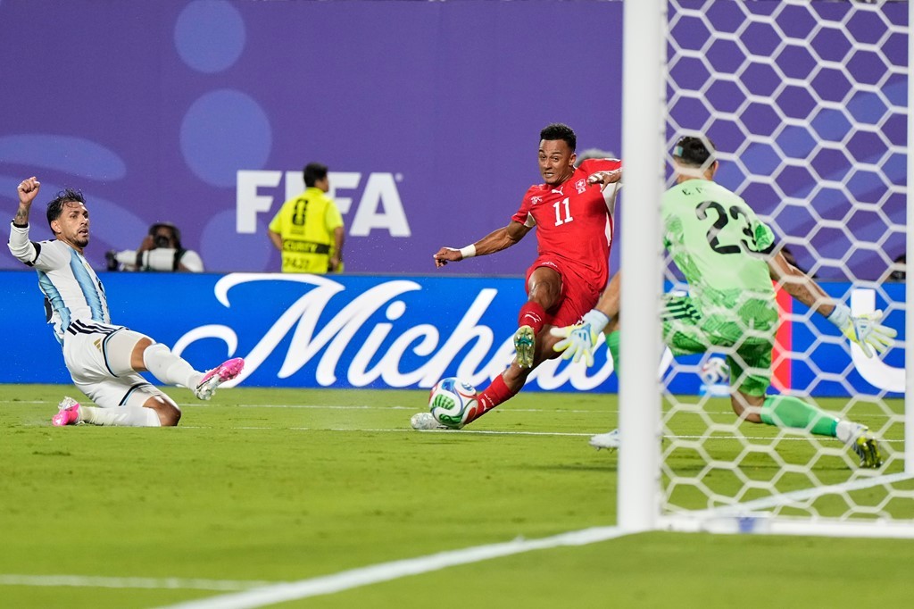 Tiền vệ trung tâm: Leandro Paredes – 6,7 điểm. Anh là tâm điểm của tình huống VAR tước thẻ vàng đầy kịch tính trong hiệp hai, giúp Argentina chơi hơn người.