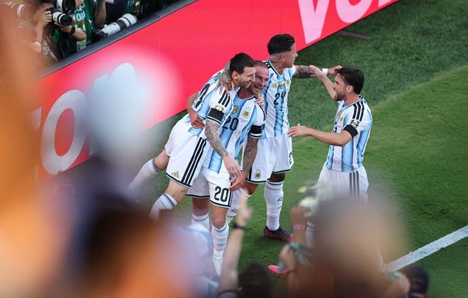 Tiền đạo: Lionel Messi – 7,2 điểm. Dù không trực tiếp ghi bàn, Messi vẫn là linh hồn trong lối chơi. Quả phạt góc dọn cỗ cho Mac Allister giúp anh chính thức phá kỷ lục kiến tạo mọi thời đại tại World Cup.