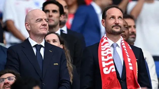 Chủ tịch FIFA Infantino ngồi cạnh Thái tử Na Uy trên ở hàng ghế VIP. Ảnh: Getty Images