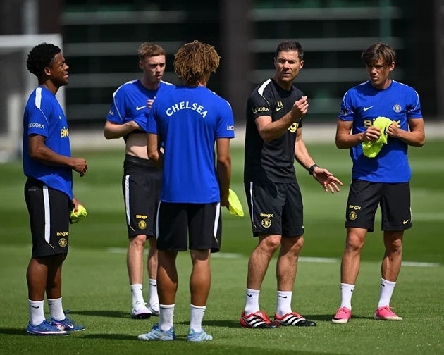 Tân thuyền trưởng Chelsea trao đổi cùng Palmer và các cầu thủ trẻ. Ảnh: Chelsea FC