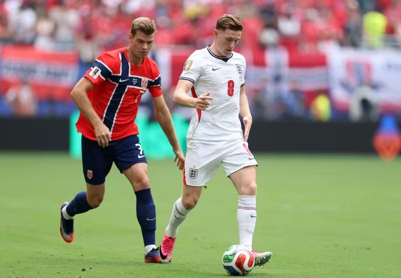 Elliot Anderson đã có màn trình diễn ấn tượng trước Na Uy. Ảnh: FIFA.com.