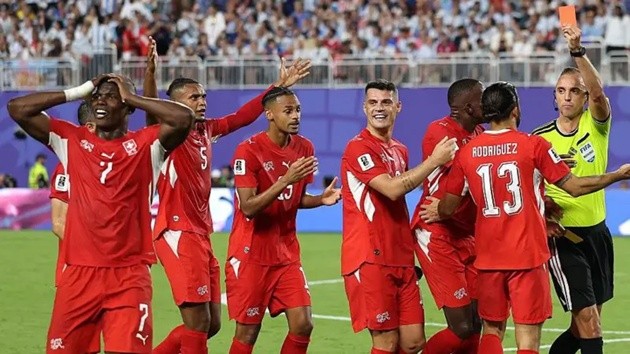 Embolo bị truất quyền thi đấu vì 2 thẻ vàng. (Ảnh: Getty Images)