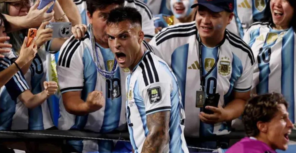 Martinez lao ra phía khán đài để ăn mừng cùng NHM. Ảnh: Getty Images.