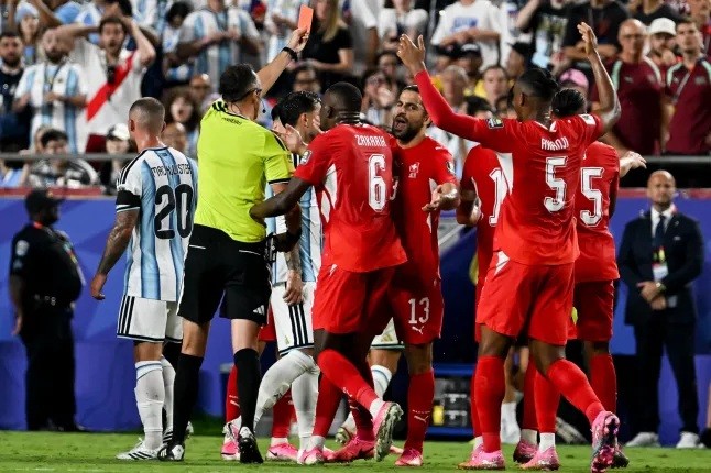 Thụy Sĩ bất mãn vì bị rút thẻ đỏ trước Argentina. Ảnh: Getty.