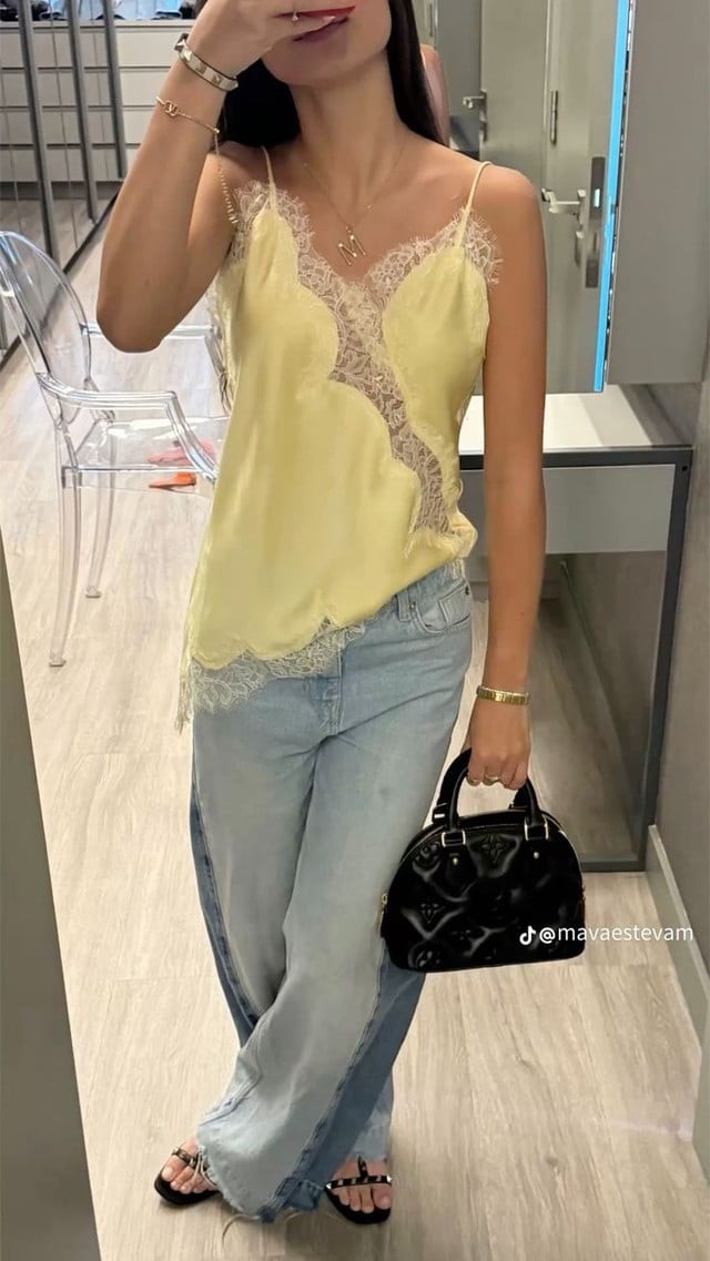 Khi được thể hiện trên nền màu vàng gà con, thiết kế này càng trở nên nổi bật và bắt mắt hơn.