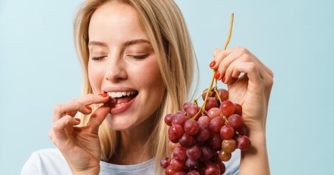 Nho đỏ chứa resveratrol, một hợp chất thực vật được biết đến với khả năng chống oxy hóa mạnh mẽ. 