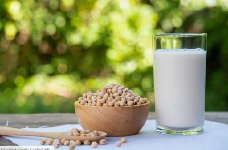 Sữa đậu nành là nguồn cung cấp protein thực vật chất lượng cùng nhiều dưỡng chất có lợi cho sức khỏe. 