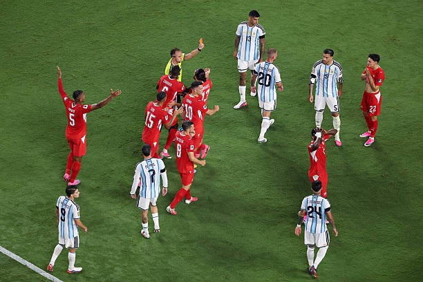 Thụy Sỹ ôm hận vì tấm thẻ đỏ của Embolo. Ảnh: Getty Images. 