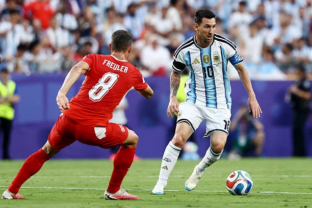 Thụy Sĩ đã làm tốt nhiệm vụ kiềm tỏa Messi. Ảnh: Getty Images. 