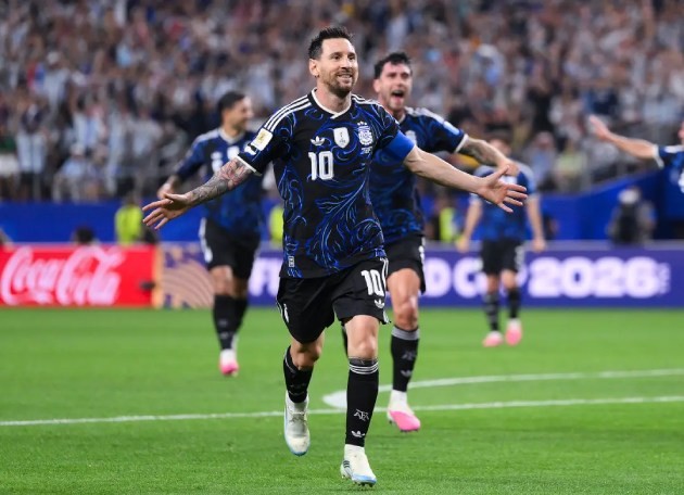 Argentina muốn màu áo xanh đậm mang lại may mắn trước tuyển Anh. Ảnh: Getty Images.