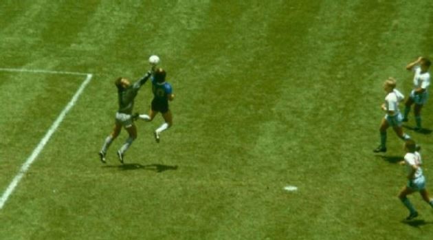 Bàn tay của Chúa: Khoảnh khắc kinh điển trong lần đụng độ Argentina - Anh. Ảnh: Getty Images.