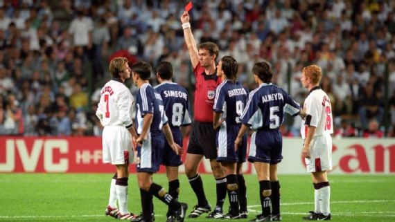Becks nhận thẻ đỏ trong lần đụng độ Argentina. Ảnh: Getty Images.