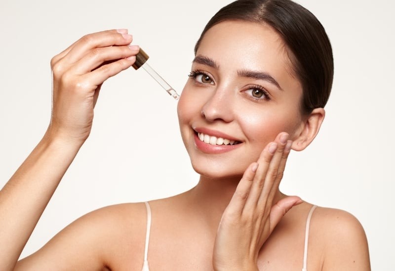 Nếu retinol thường được ưu tiên trong quy trình chăm sóc da buổi tối thì vitamin C lại là lựa chọn lý tưởng cho ban ngày.

