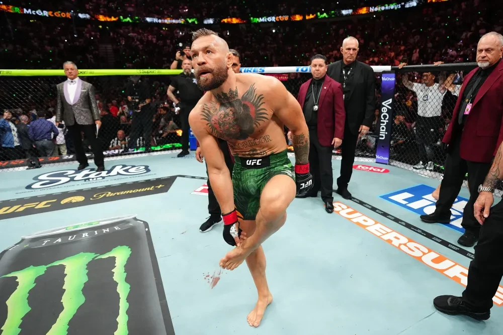 Conor McGregor chấn thương tại UFC 329