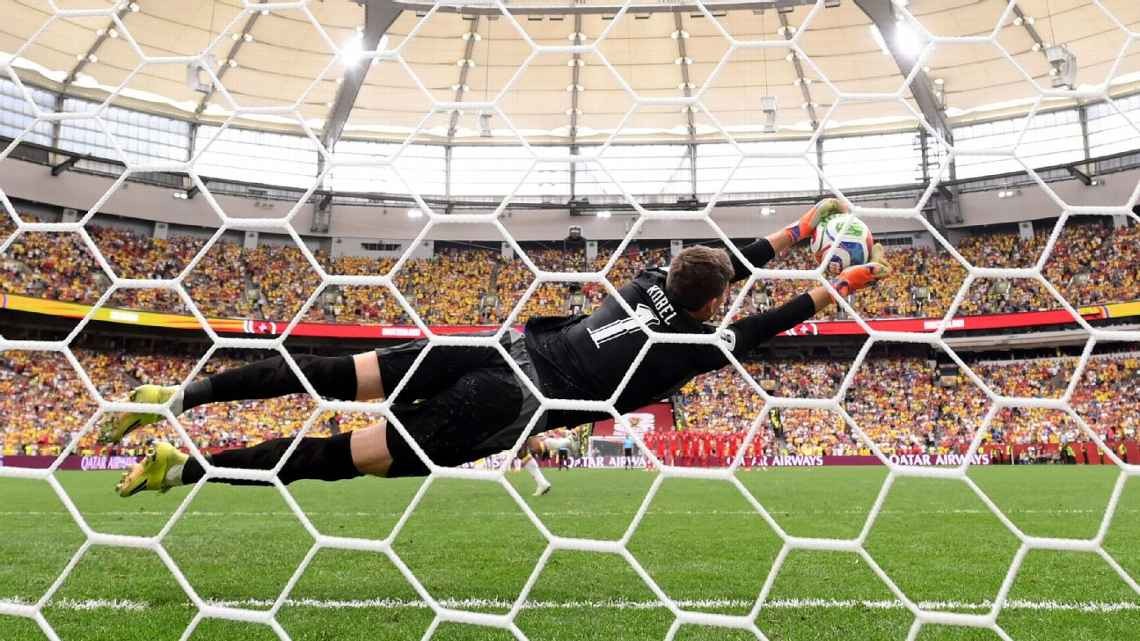 Thủ môn Gregor Kobel ngăn một quả penalty. Ảnh: Getty.