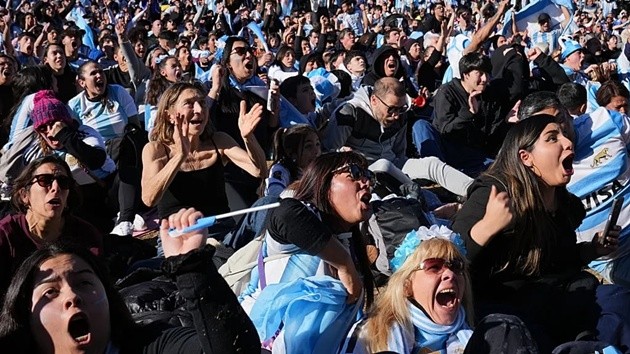 CĐV Argentina phát cuồng trước trận gặp Anh. (Ảnh: ews.yahoo)