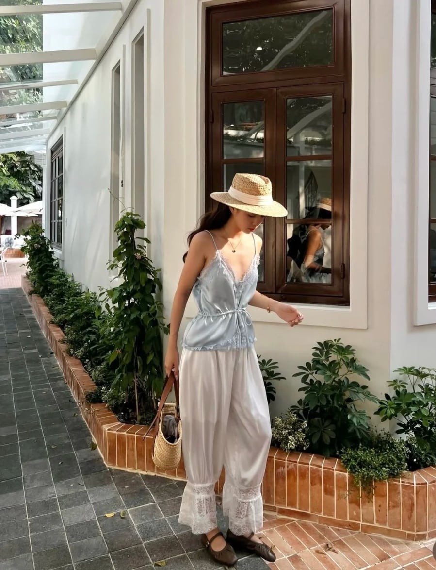 Bề mặt vải mềm mại mang đến nét nhẹ nhàng, trong khi độ đứng vừa phải giúp chiếc quần không bị nhăn nhúm hay tạo cảm giác luộm thuộm.