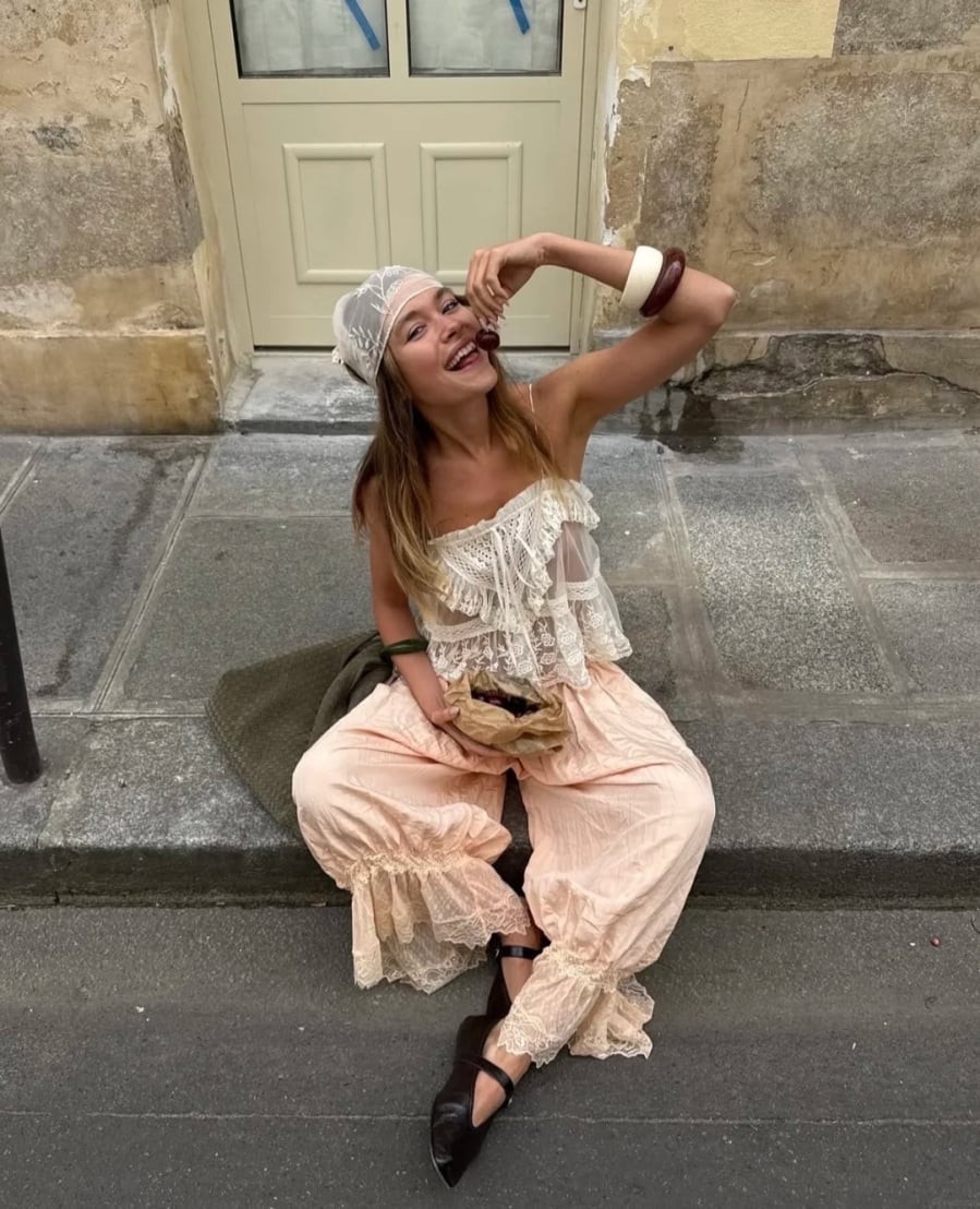 Nếu yêu thích phong cách thoải mái và phóng khoáng, bạn cũng có thể chọn quần dài chạm nhẹ lên mặt giày.