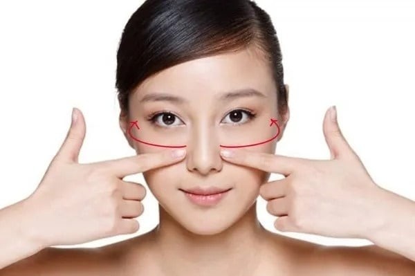 Khi kết hợp với tác động của tia UV, ô nhiễm môi trường, tuổi tác và sự thay đổi của mô mỡ dưới da, gương mặt bắt đầu xuất hiện các dấu hiệu như da chùng nhão, rãnh cười sâu