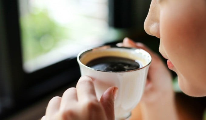 Trong cà phê có chứa axit chlorogenic cùng nhiều hợp chất chống oxy hóa giúp giảm stress oxy hóa và hỗ trợ quá trình chuyển hóa chất béo tại gan.