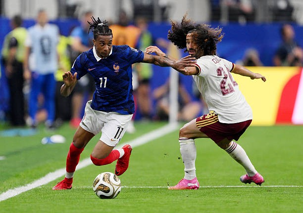 Marc Cucurella (8/10): Vượt qua áp lực từ chiếc thẻ vàng sớm để khóa chặt cả Olise lẫn Dembele. Khả năng ra quyết định của tân hậu vệ trái Real Madrid là rất tốt.