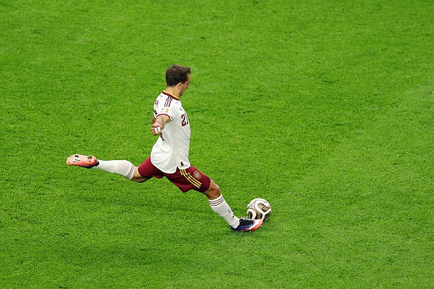Mikel Oyarzabal (8/10): Không thường xuyên xuất hiện ở các điểm nóng, nhưng cú sút phạt đền của anh là không thể cản phá. Anh cũng có những lúc lùi sâu để tạo lợi thế quân số và khởi xướng các đợt tấn công của Tây Ban Nha bằng những pha chạm bóng gọn gàng.