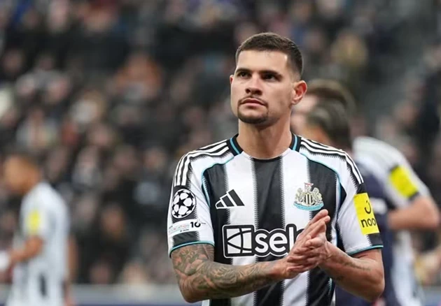 Bruno Guimaraes được cho sẵn sàng từ chối Man City để đến Arsenal. Ảnh: FootballFanCast