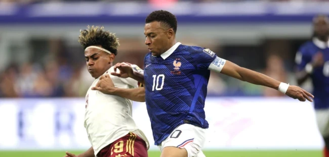 Tình huống tranh bóng giữa Mbappe và Yamal. Mbappe trong ngày thi đấu nhạt nhòa trước hàng thủ kín kẽ của La Roja.