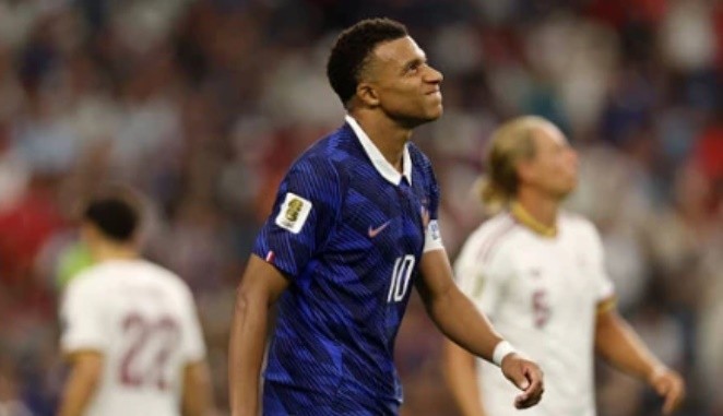 Mbappe không hài lòng về quyết định của trọng tài. Ảnh: Getty Images.