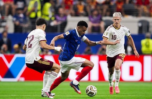 Mbappe hoàn toàn lạc lõng trên hàng công Les Bleus. Ảnh: Getty Images.