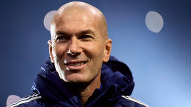  Zidane đang đến gần chiếc ghế nóng tuyển Pháp. Ảnh: Getty Images.