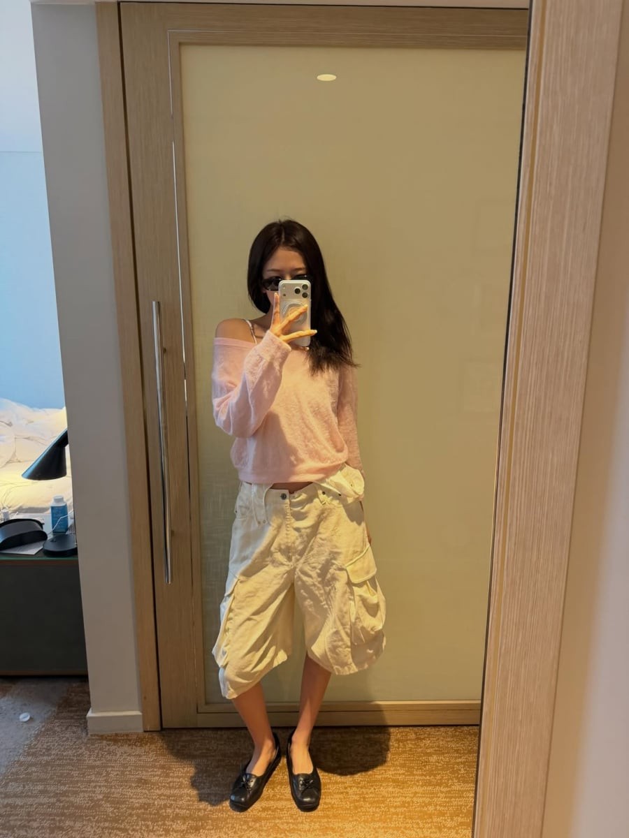  Một trong những bản phối nổi bật là áo thun dài tay mỏng màu hồng pastel kết hợp cùng quần lửng trắng dáng rộng.