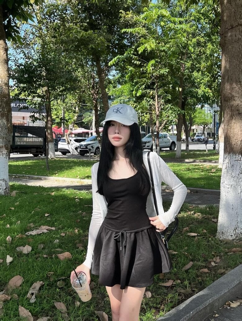  Bạn có thể khoác hờ trên vai, mặc mở cúc hoặc cài vài cúc phía trước để thay đổi phong cách.