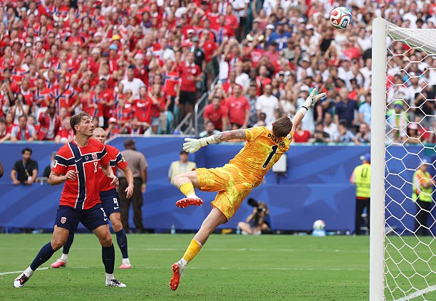 Pickford chưa cho thấy sự chắc chắn cần thiết. Ảnh: Getty Images. 