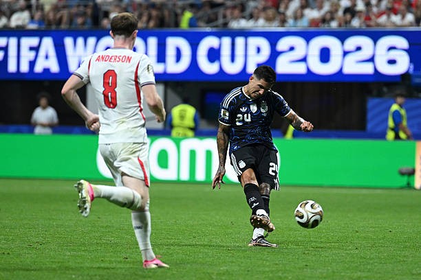 Enzo Fernandez tung siêu phẩm sút xa sau đường kiến tạo của Lionel Messi, giúp Argentina gỡ hòa 1-1 trước Anh. Ảnh: Getty Images.