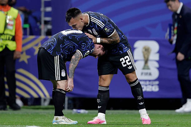 Lionel Messi có đường kiến tạo thứ 2 trong trận đấu, giúp Lautaro Martinez ghi bàn để ấn định tỷ số 2-1 cho Argentina cùng tấm vé vào chơi trận chung kết World Cup 2026. Ảnh: Getty Images.