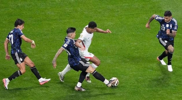 Bellingham được các cầu thủ Argentina 'chăm sóc' kỹ lưỡng. Ảnh: Reuters.