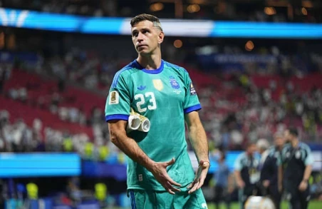 Thủ môn: Emiliano Martinez (7.2 điểm) Dù không thể cản phá cú dứt điểm hiểm hóc trong bàn mở tỉ số của đội tuyển Anh, Martinez vẫn cho thấy sự vững chãi trong khung gỗ. Anh có những pha ra vào hợp lý, làm chủ không gian tốt và duy trì sự tập trung cao độ để hóa giải các đợt phản công nhanh của đối thủ.